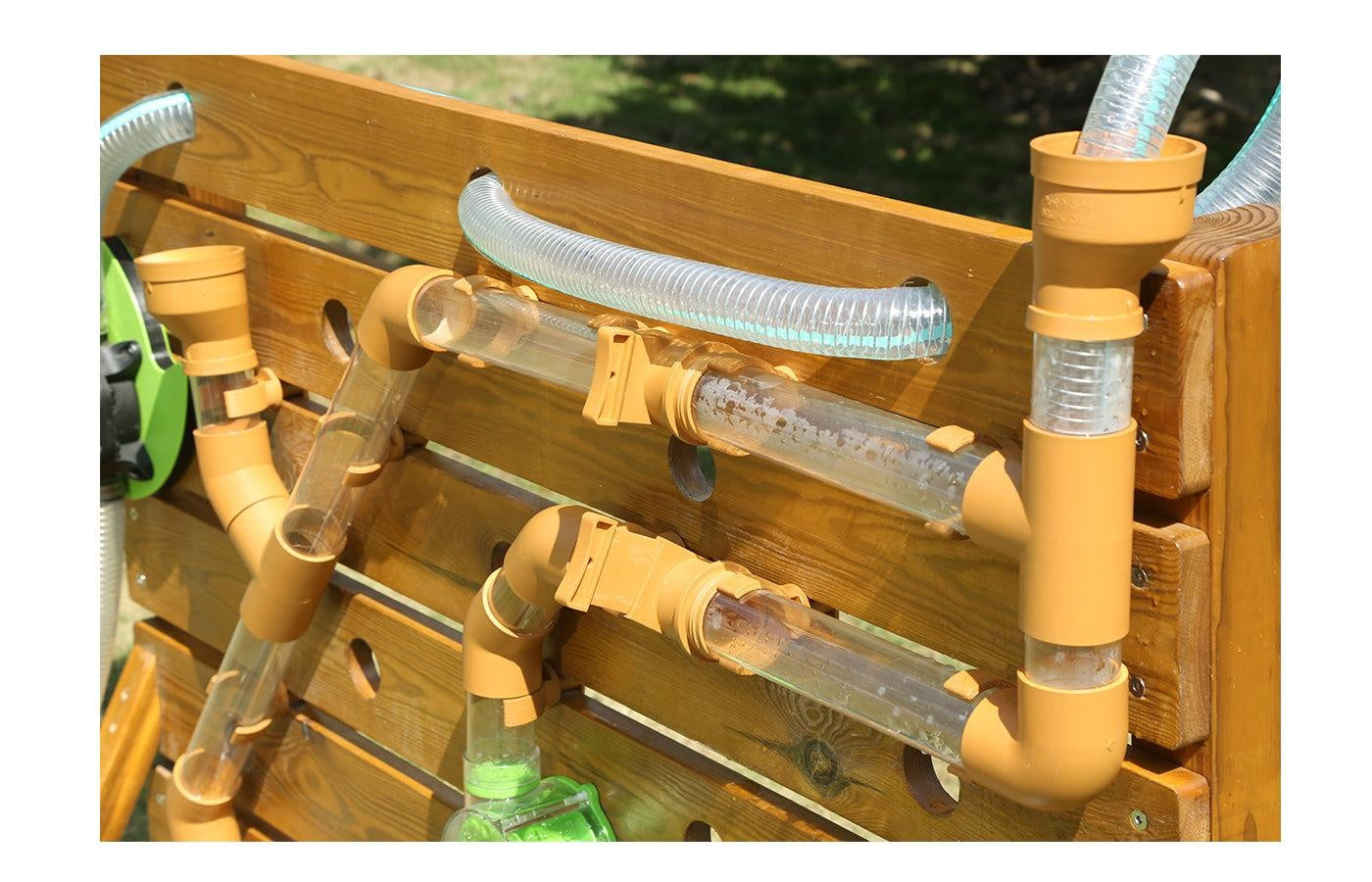 Watermuur met buizen